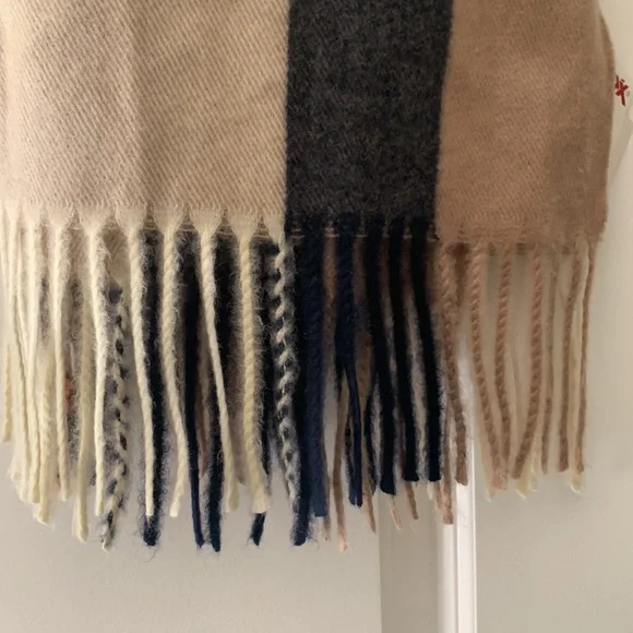 NWT Huge Blanket Scarf - Picture 2 of 7